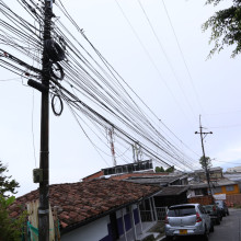 Cables de luz incomodan a residentes en el barrio Chipre de Manizales